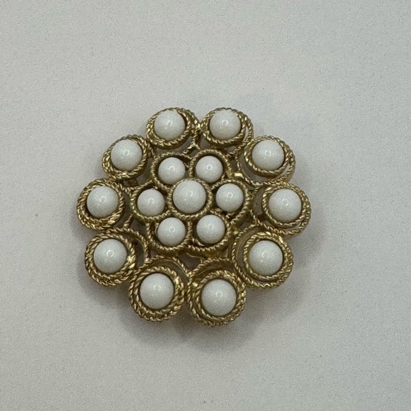 Stella and Sot Cabuchon white dot and gold brooch - Picture 3 of 4